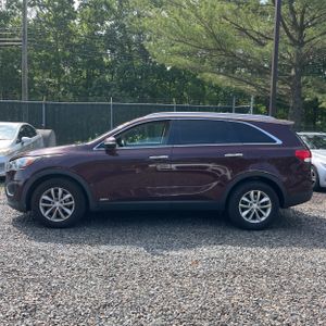 2017 KIA SORENTO LX photo 3