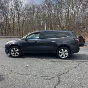 CHEVROLET TRAVERSE LT - 2