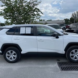 2025 Toyota RAV4 LE 照片 10