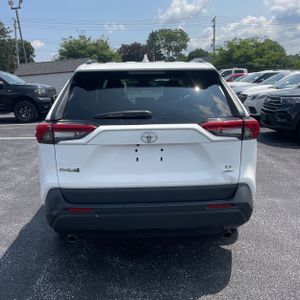 صورة 6 لـ 2021 Toyota RAV4 LE
