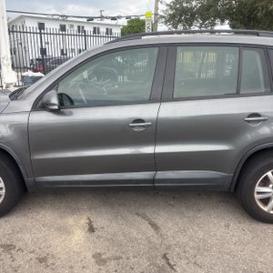 2017 Volkswagen TIGUAN 2.0T S — фото 4