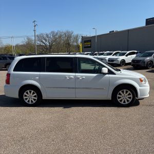 CHRYSLER TOWN AND COUNTRY TOURING - 10