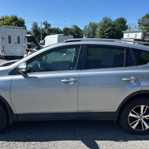 2017 Toyota RAV4 XLE — фото 4