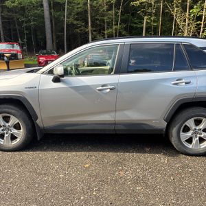2019 Toyota RAV4 HYBRID XLE — фото 4