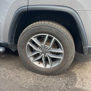 2019 JEEP GRAND CHEROKEE LAREDO E — миниатюра 18