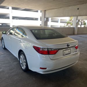 صورة 5 لـ 2013 Lexus ES 300H BASE