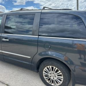 CHRYSLER TOWN & COUNTRY TOURING L - 6