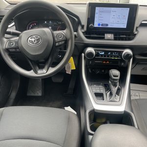 2025 Toyota RAV4 LE — миниатюра 36