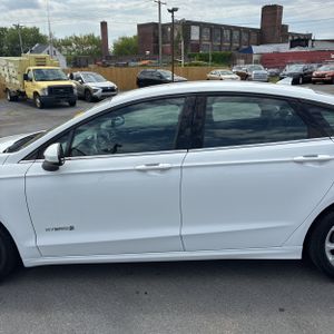 FORD FUSION HYBRID SE - 4