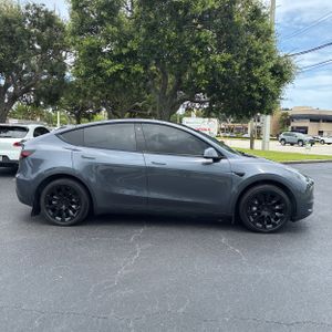 TESLA MODEL Y LONG RANGE - 10
