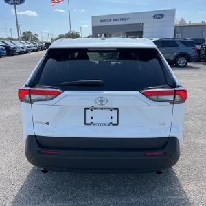 صورة 7 لـ 2024 Toyota RAV4 LE