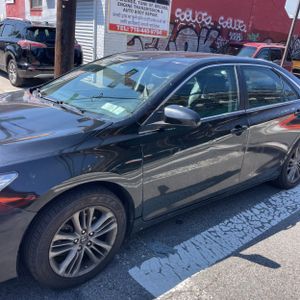 2017 Toyota CAMRY SE photo 2