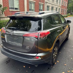 صورة 8 لـ 2017 Toyota RAV4 LE
