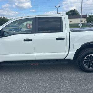 2024 Nissan TITAN CREW CAB PRO-4X 4X4 — фото 4