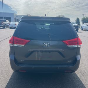 2011 Toyota SIENNA XLE 7-PASSENGER 照片 7