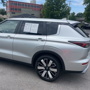 صورة 6 لـ 2025 Mitsubishi OUTLANDER SE