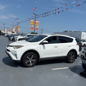 2018 Toyota RAV4 XLE photo 3