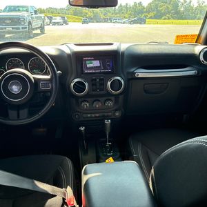 صورة 36 لـ 2015 JEEP WRANGLER UNLIMITED SAHARA