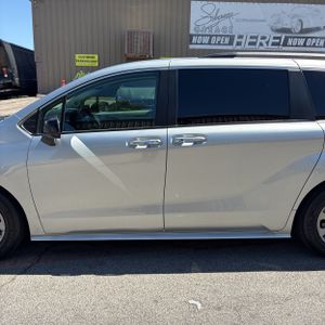 2023 Toyota SIENNA XLE 7-PASSENGER photo 4