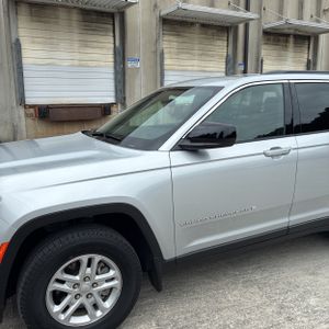 صورة 2 لـ 2024 JEEP GRAND CHEROKEE LAREDO