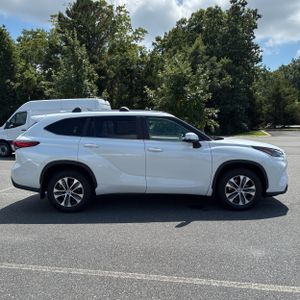صورة 10 لـ 2023 Toyota HIGHLANDER XLE