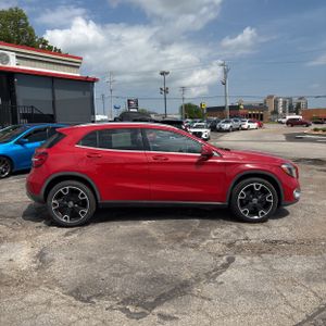 MERCEDES-BENZ GLA - 10