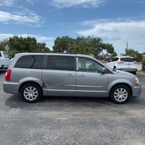 CHRYSLER TOWN AND COUNTRY TOURING - 10