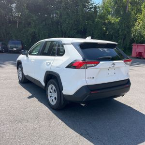 صورة 5 لـ 2023 Toyota RAV4 LE
