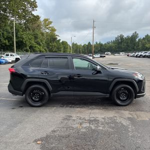 صورة 10 لـ 2021 Toyota RAV4 LE