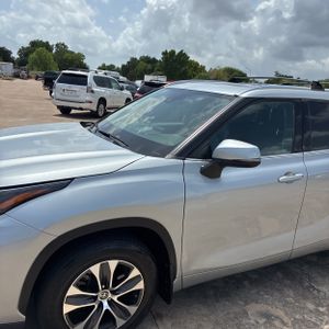 صورة 2 لـ 2021 Toyota HIGHLANDER XLE