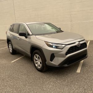2025 Toyota RAV4 LE — миниатюра 12
