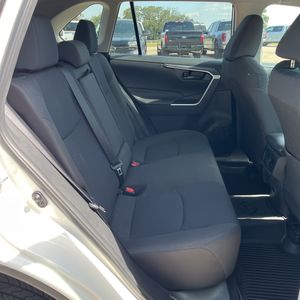 صورة مصغرة 35 لـ 2024 Toyota RAV4 LE