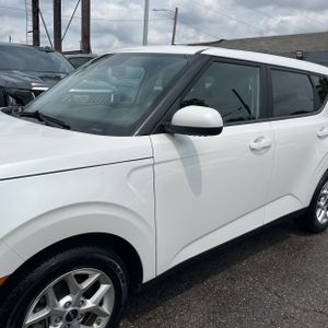2023 KIA SOUL LX photo 2