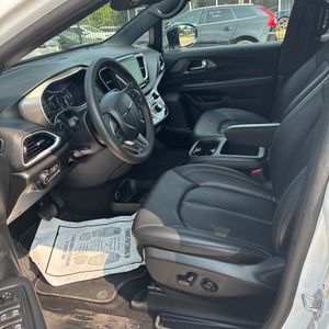 صورة 30 لـ 2025 Chrysler PACIFICA SELECT