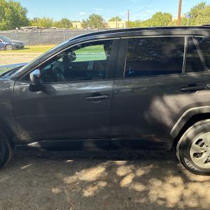 2021 Toyota RAV4 LE 照片 4