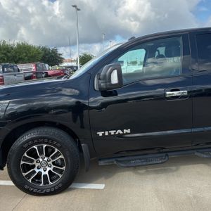 NISSAN TITAN SV - 2