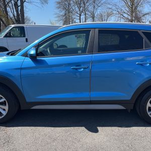 HYUNDAI TUCSON SE - 4