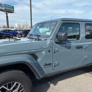 JEEP WRANGLER 4-DOOR SAHARA 4X4 - 2