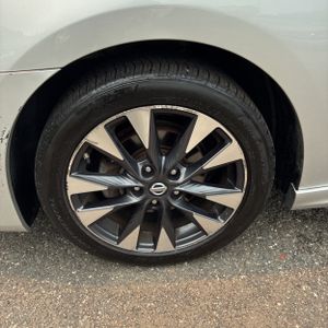 2016 Nissan SENTRA SR thumbnail 17