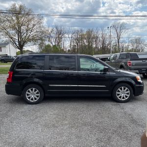 CHRYSLER TOWN AND COUNTRY TOURING - 10