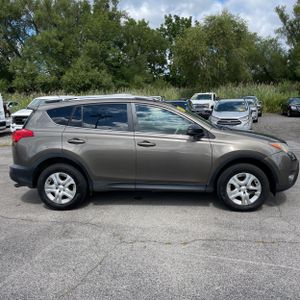 صورة 10 لـ 2015 Toyota RAV4 LE