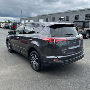2018 Toyota RAV4 LE — фото 5