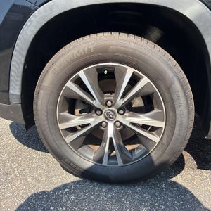 2018 Toyota HIGHLANDER LE thumbnail 17