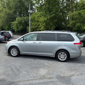 صورة 3 لـ 2012 Toyota SIENNA XLE 8-PASSENGER