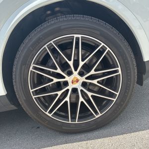 2025 Porsche CAYENNE thumbnail 20