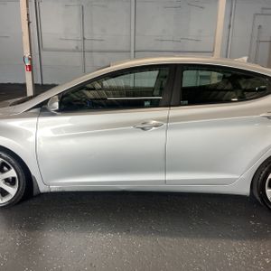 2013 Hyundai ELANTRA LIMITED photo 4