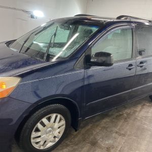 TOYOTA SIENNA - 2