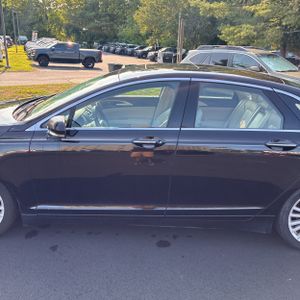 2017 Lincoln MKZ HYBRID RESERVE photo 4