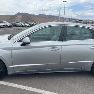 2020 Hyundai SONATA LIMITED photo 4