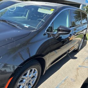 2023 Chrysler PACIFICA TOURING L photo 2